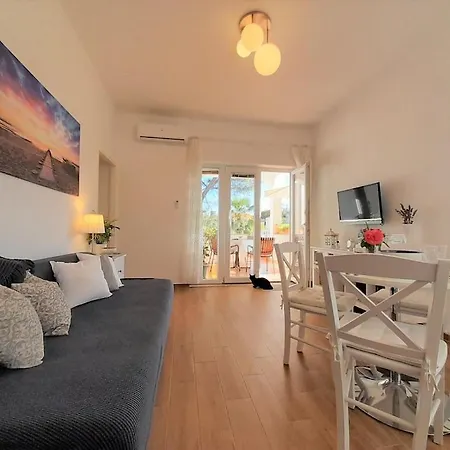 Romantic Anna In The Center Of Krk Apartman