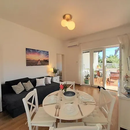 Apartman Romantic Anna In The Center Of Krk *